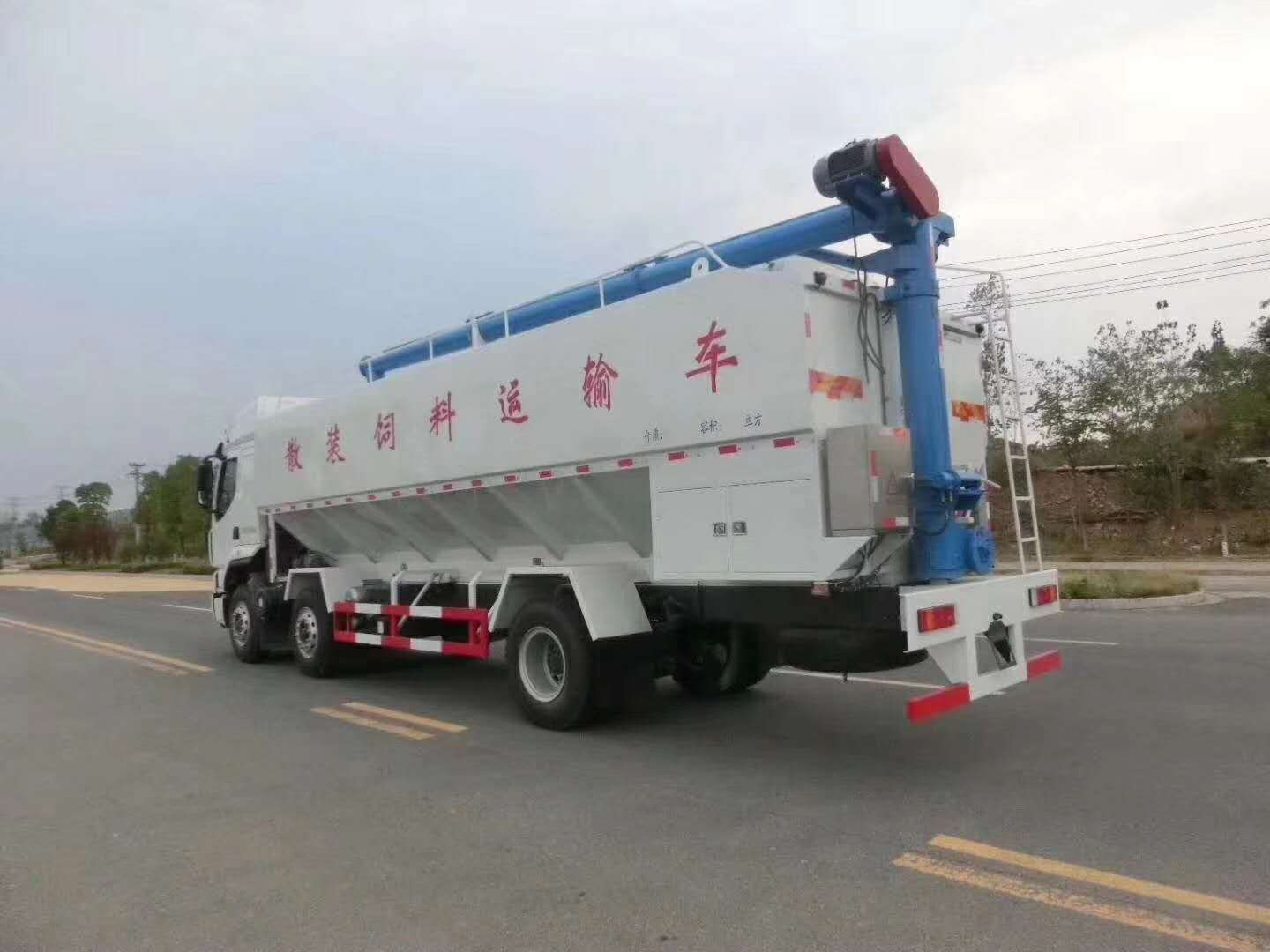 国六东风柳汽小三轴散装饲料运输车图片